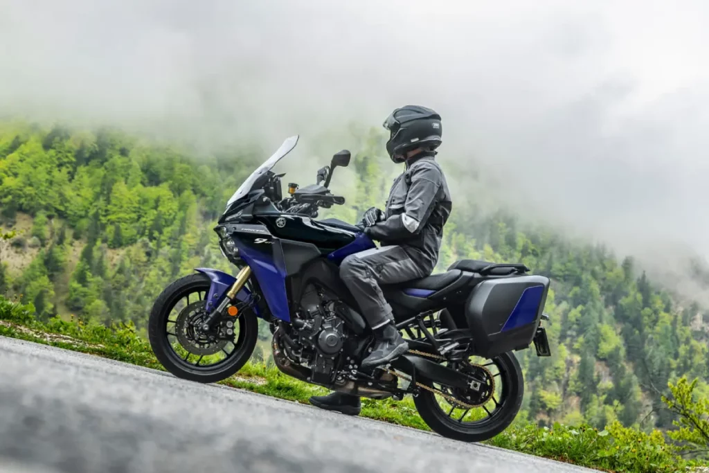 Yamaha TRACER 9 GT+ 2027 en color Galaxy Blue detenida en una carretera de montaña