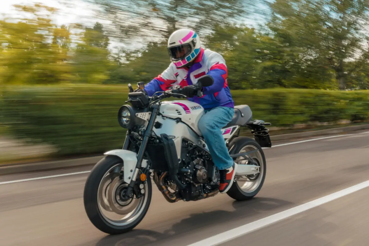 Blanco, rosa y azul: Yamaha convierte la XSR900 2027 en un misil directo desde los 90 3 Blanco, rosa y azul: Yamaha convierte la XSR900 2027 en un misil directo desde los 90