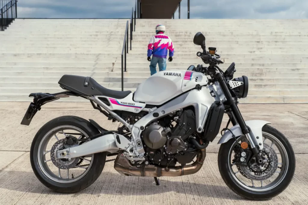 Blanco, rosa y azul: Yamaha convierte la XSR900 2027 en un misil directo desde los 90 4 Yamaha XSR900 2027 Neon White vista de perfil