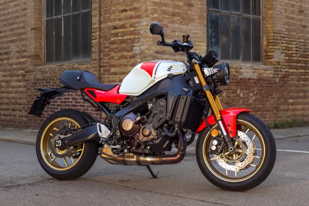 ¿Has comprado una Yamaha de segunda mano? Ahora puedes hacerle una diagnosis gratis 3 Yamaha XSR900 en acabado Legend Red estacionada junto a un edificio