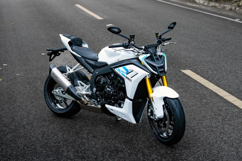 ZXMOTO 820R blanca estacionada sobre una carretera