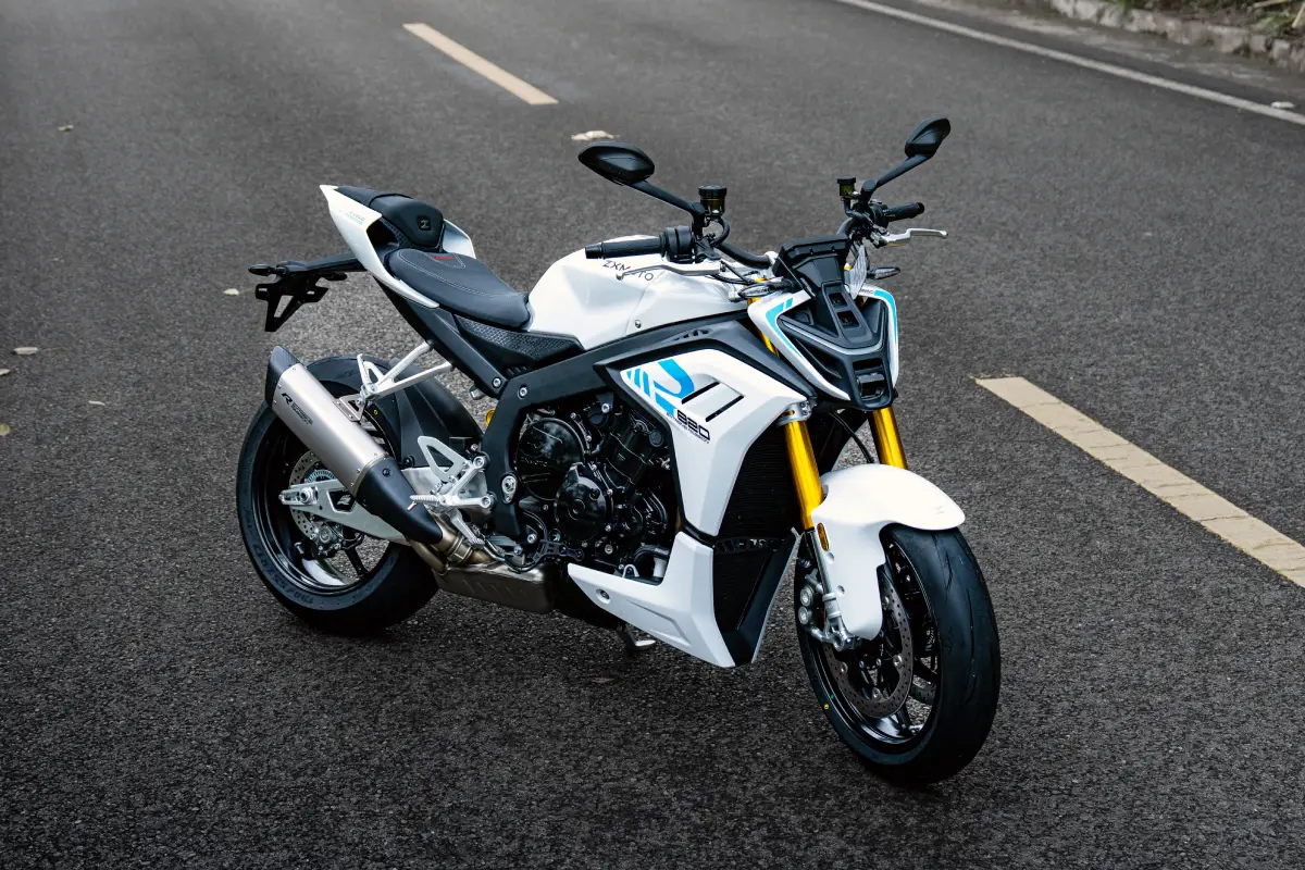 ZXMOTO 820R blanca estacionada sobre una carretera