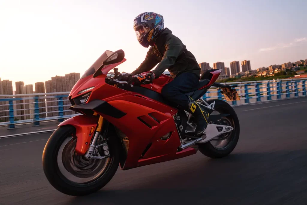 ZXMOTO 820RR roja circulando por carretera con un usuario a sus mandos